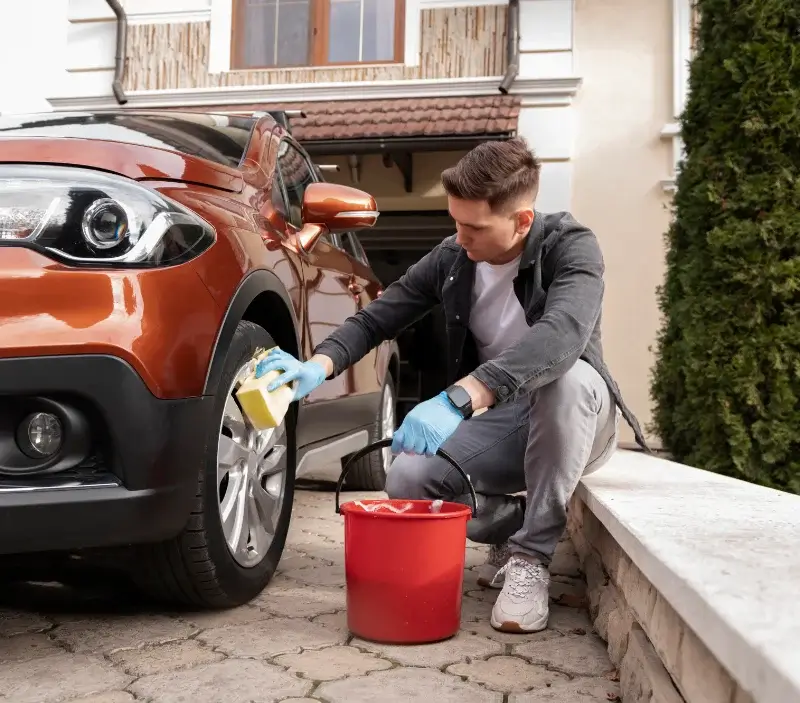 Lavage auto à domicile La Guiche : professionnel intervenant sur un véhicule